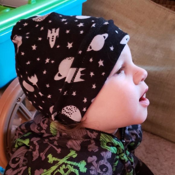 NEW Black + Gray Space Slouchy Beanie - 6-12 mo. - Picture 4 of 4